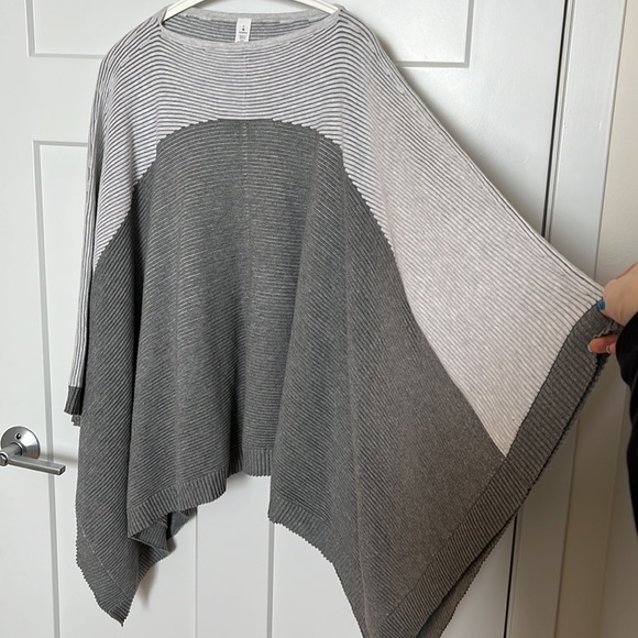 Lululemon It All Lines Up Poncho in Heathered Core Ultra Light Grey Size OS - Picture 4 of 9